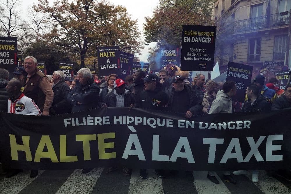 "Halte à la taxe": la filière hippique manifeste à Paris