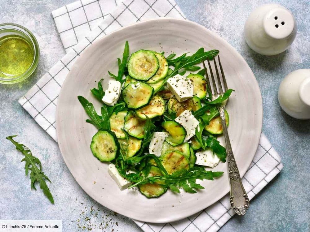 Accompagnement pour barbecue : la recette de la salade de courgettes grillées