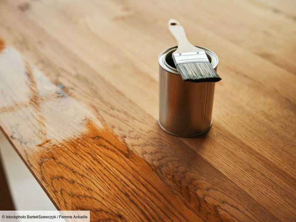Teindre sa table en bois avec cet ingrédient que l’on a tous dans sa cuisine