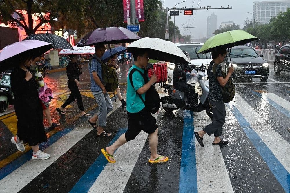 En Chine, des pluies torrentielles font au moins 30 morts, canicule à Shanghai