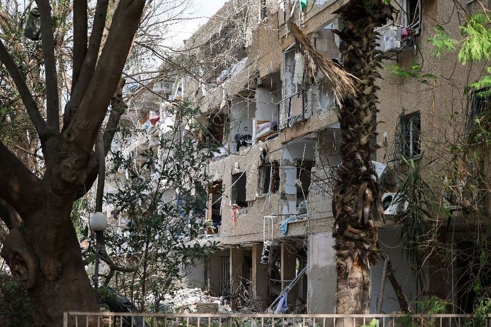 Réveil au milieu des décombres en Israël après des tirs de missiles iraniens
