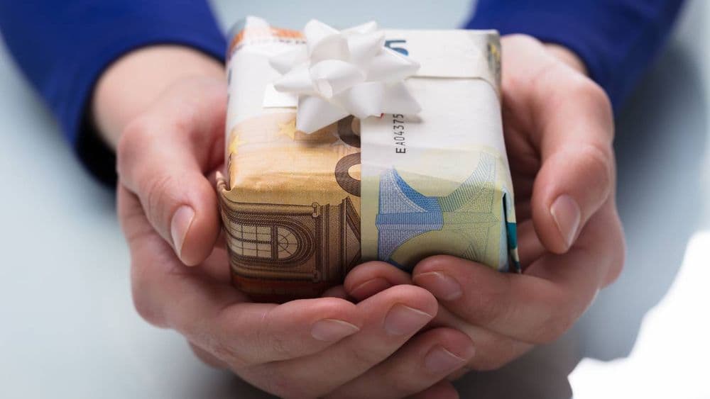 Donation : « Quelle est la limite du présent d'usage, ce cadeau sans déclaration aux impôts ? »