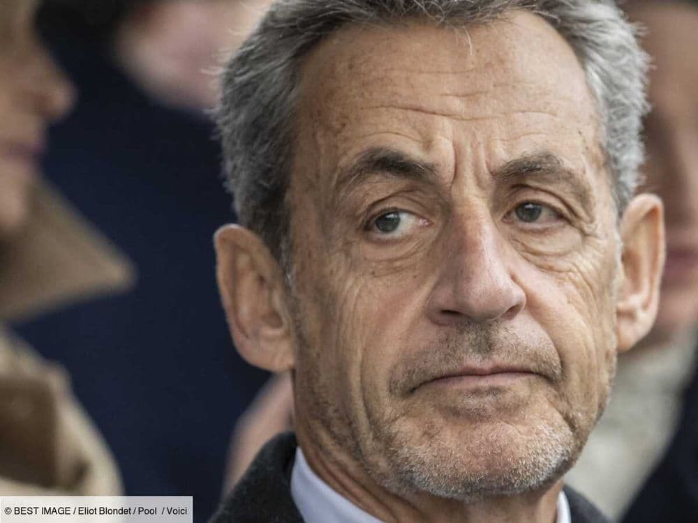 "Vous n'avez pas honte ?" : Nicolas Sarkozy violemment pris à partie par un enseignant lors d'une séance de dédicaces