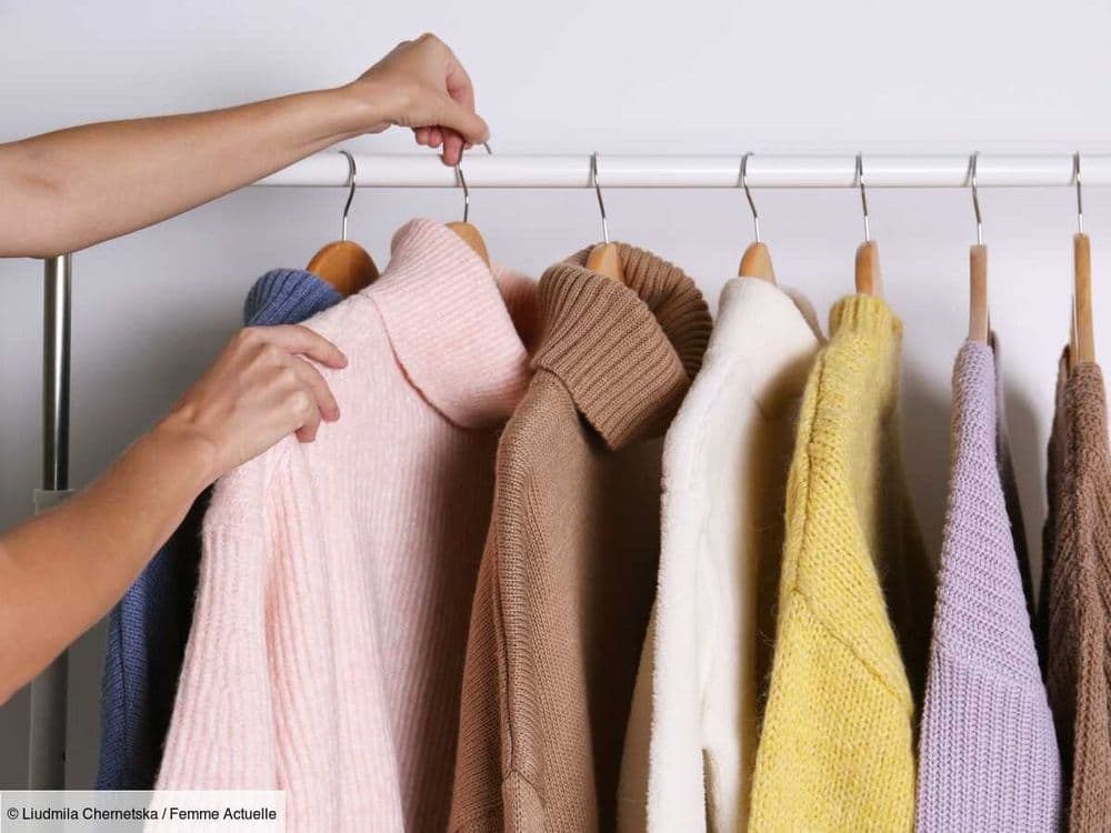 Voici l'astuce parfaite pour suspendre un pull sur un cintre sans l'abîmer ni le déformer