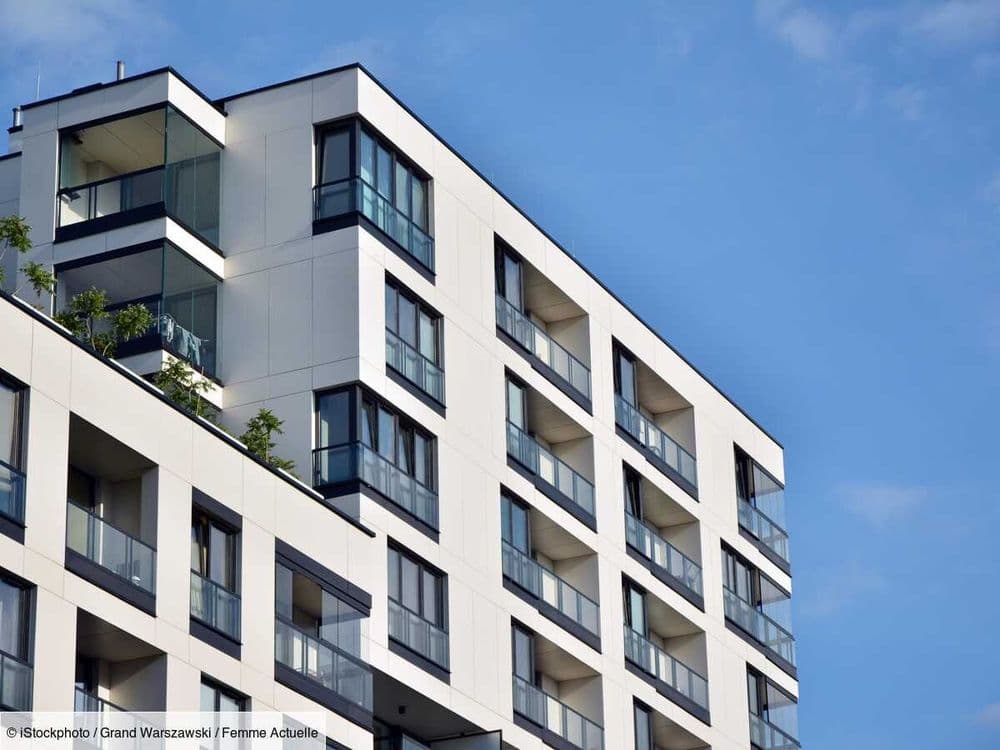 Un enfant chute du balcon du troisième étage d'un immeuble et s'en sort miraculeusement