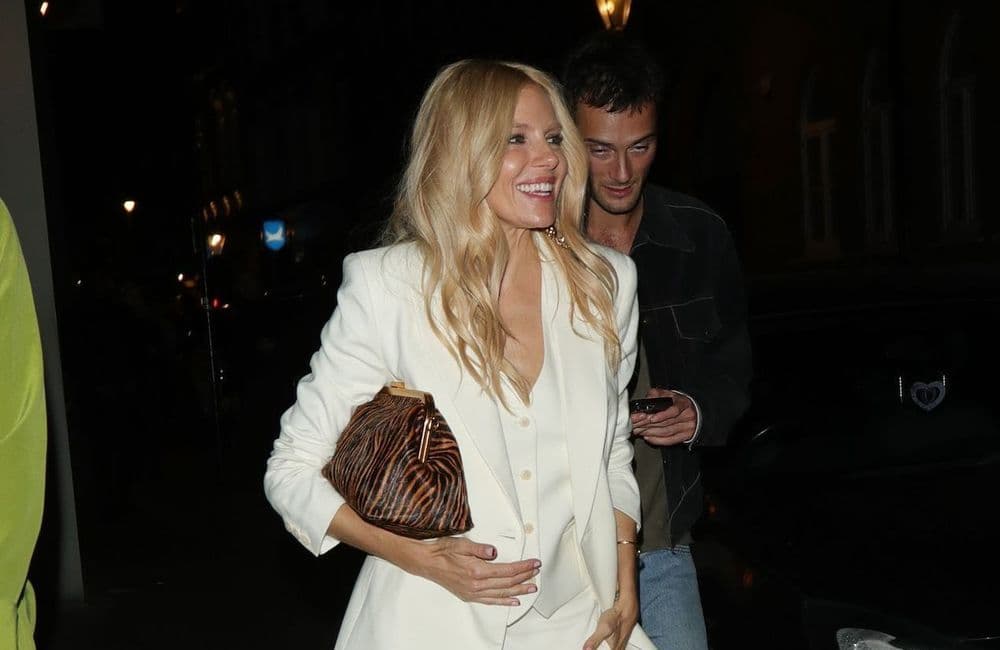 A Londres, Sienna Miller succombe à son tour au costume blanc