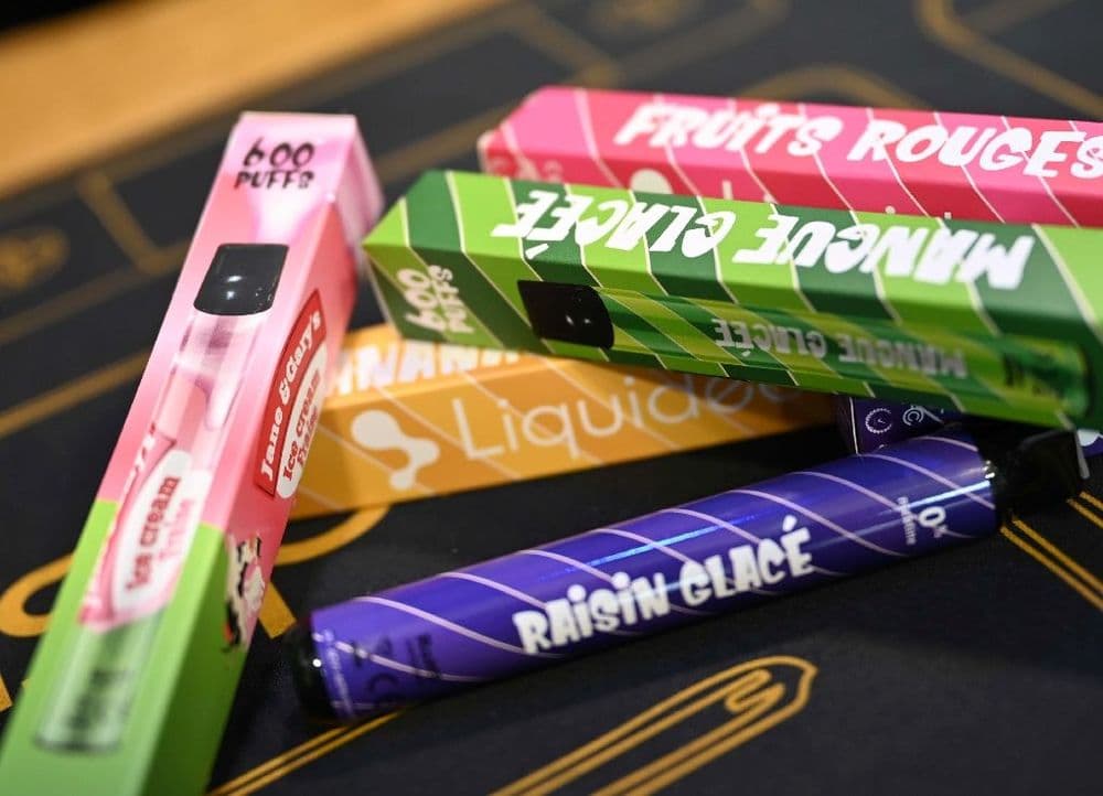 L'interdiction des "puffs", en vogue chez les ados, entre en vigueur