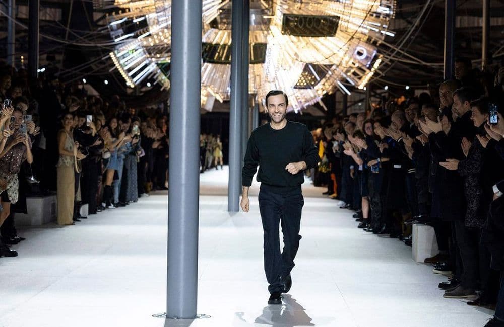 ELLE Debriefe - Fashion Week Jour 8 : capelines d’hiver chez Chanel et standing ovation pour Nicolas Ghesquière