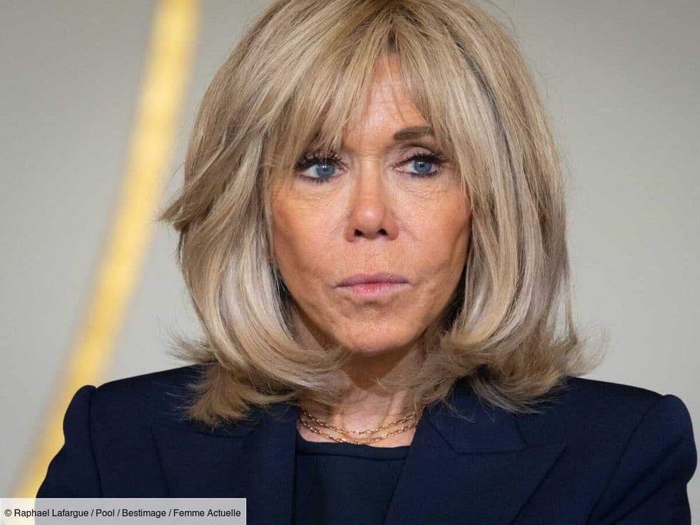 Brigitte Macron très élégante en robe courte, blazer à épaulettes et bague XXL