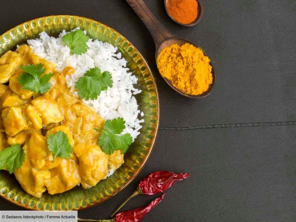 Poulet curry au chorizo : la recette crémeuse et bien relevée pour un dîner prêt en moins de 15 minutes