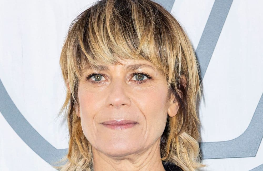 À 54 ans, Marina Foïs change de tête et adopte cette coupe de cheveux ultra rock
