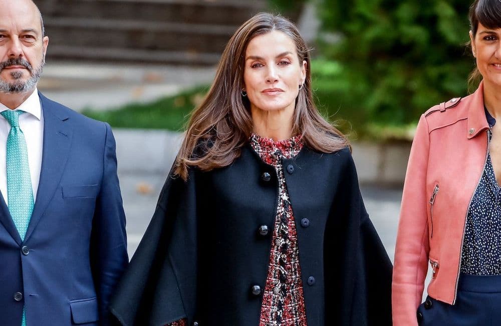 Letizia d’Espagne incarne le chic avec une veste en tweed bordeaux et un manteau-cape