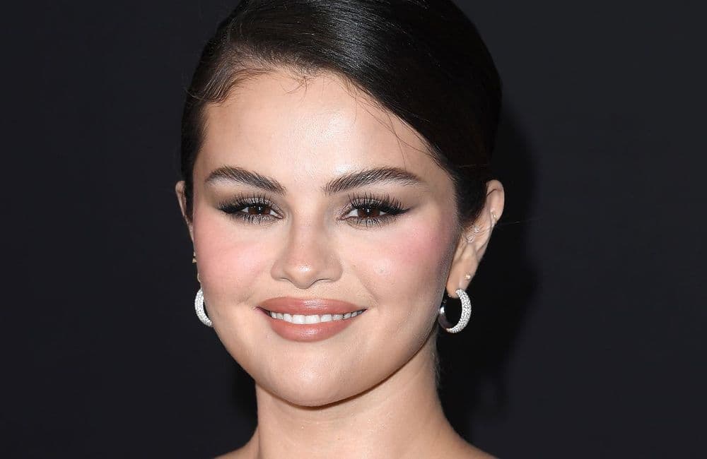 À son tour, Selena Gomez adopte cette coupe au carré rétro