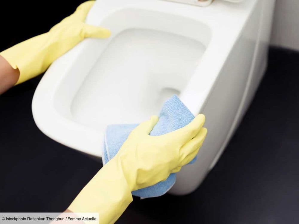 Comment retirer les traces jaunes de la lunette des toilettes ?