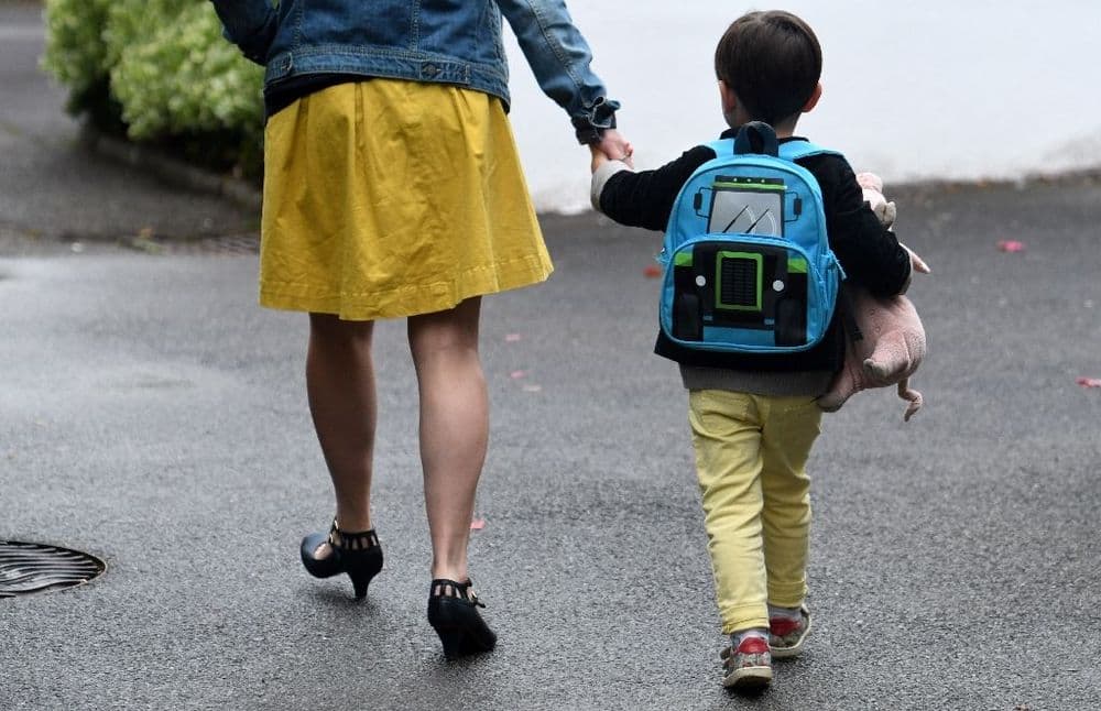 Familles monoparentales: un quart des jeunes enfants qui vivent avec leur mère n'a "aucun contact" avec le père