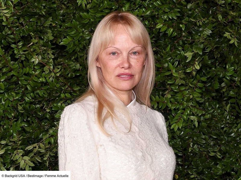 Pamela Anderson dévoile une nouvelle coupe de cheveux et opte pour la frange la plus tendance du moment