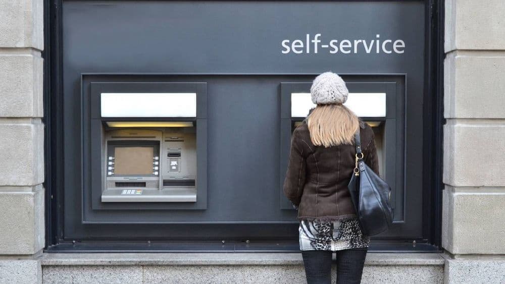 « Ça devient un luxe ! » Pourquoi retirer du cash avec votre carte bancaire coûte (de plus en) plus cher