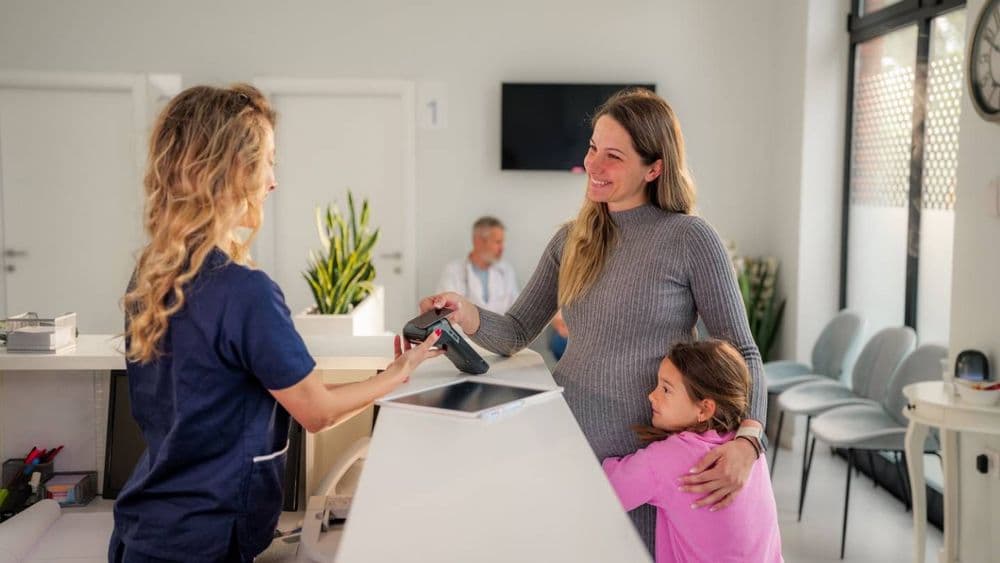 Gynécologue, dermatologue... La hausse de ces 6 consultations chez le médecin reportée en janvier 2026