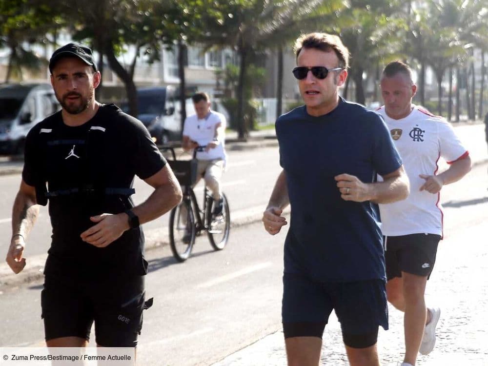 En short de sport, baskets et lunettes de soleil, Emmanuel Macron fait son jogging le long d'une plage au Brésil