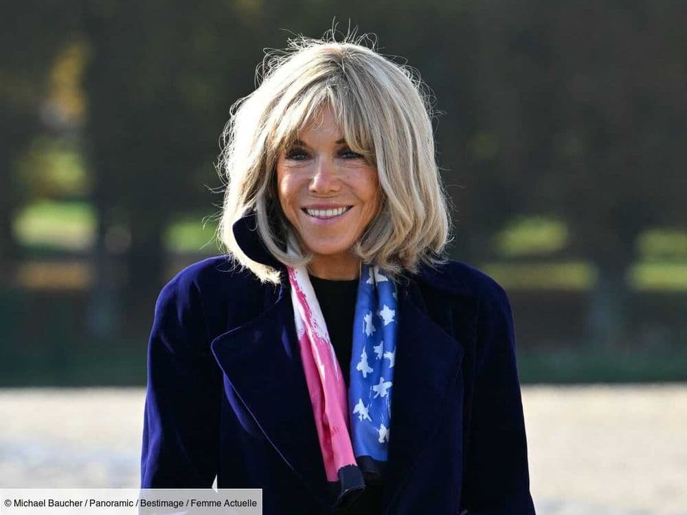 Brigitte Macron surprend avec un accessoire inhabituel et coloré à son cou lors de sa visite au château de Chantilly
