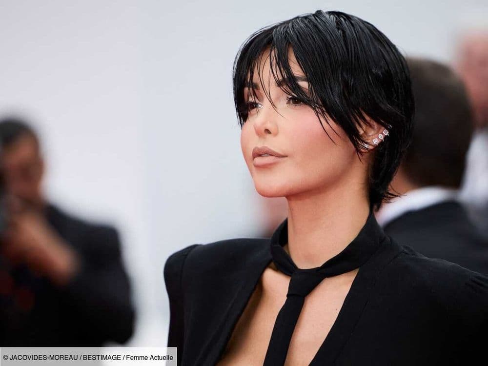 Lunettes de vue, bottes en cuir et robe blazer, Nabilla fait à nouveau sensation pendant la Fashion Week