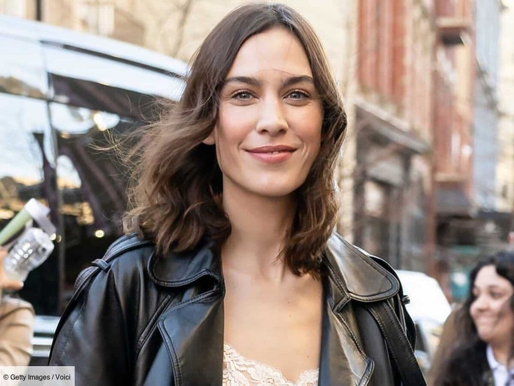 Tendances 2025 : cette robe courte sera parfaite pour rendre très chic un pull large cet hiver