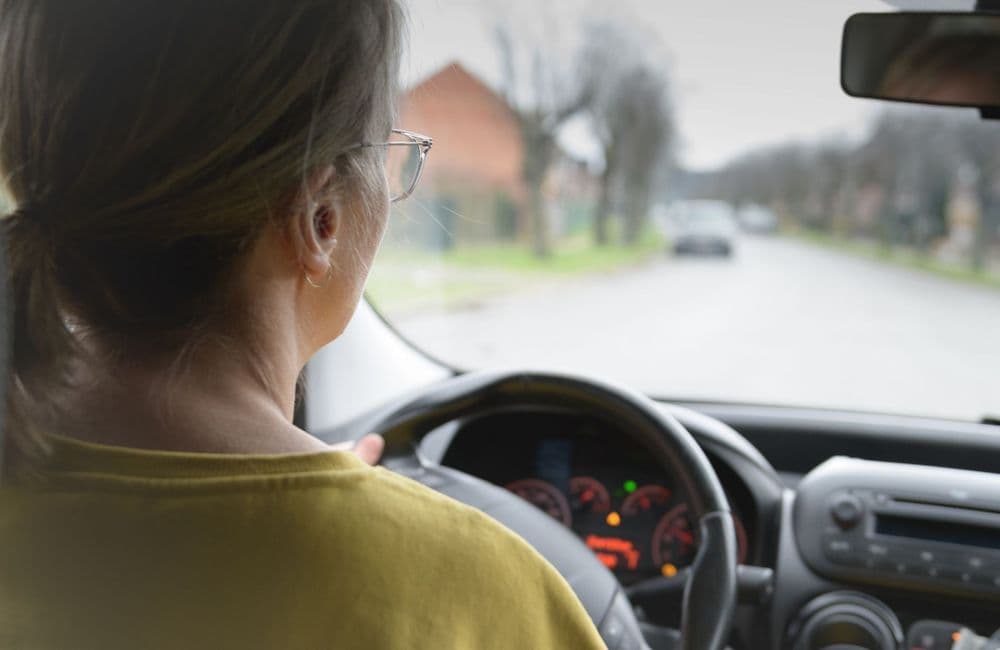 Sécurité routière : mieux vaut conduire « comme une femme » prône cette nouvelle campagne