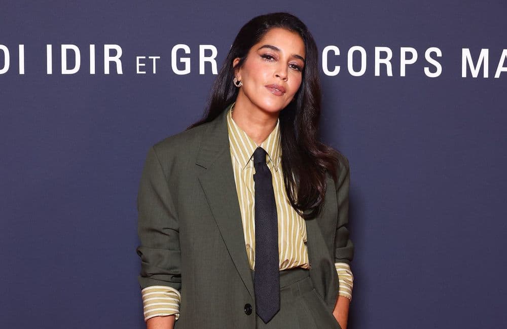 Leïla Bekhti revisite avec féminité le costume deux-pièces à l’avant-première de « Monsieur Aznavour »