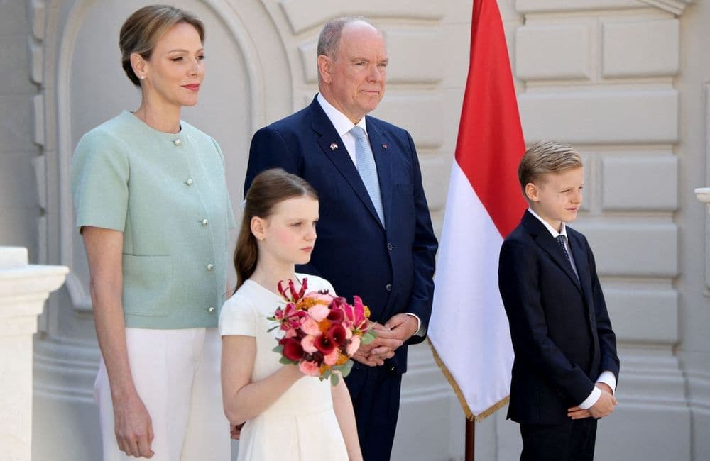 Albert et Charlène de Monaco, tout sourire avec Jacques et Gabriella pour la Saint-Jean
