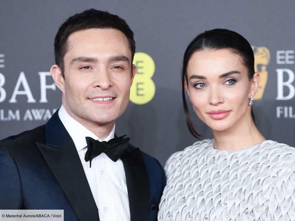 Ed Westwick et Amy Jackson accueillent leur premier enfant, le prénom dévoilé !