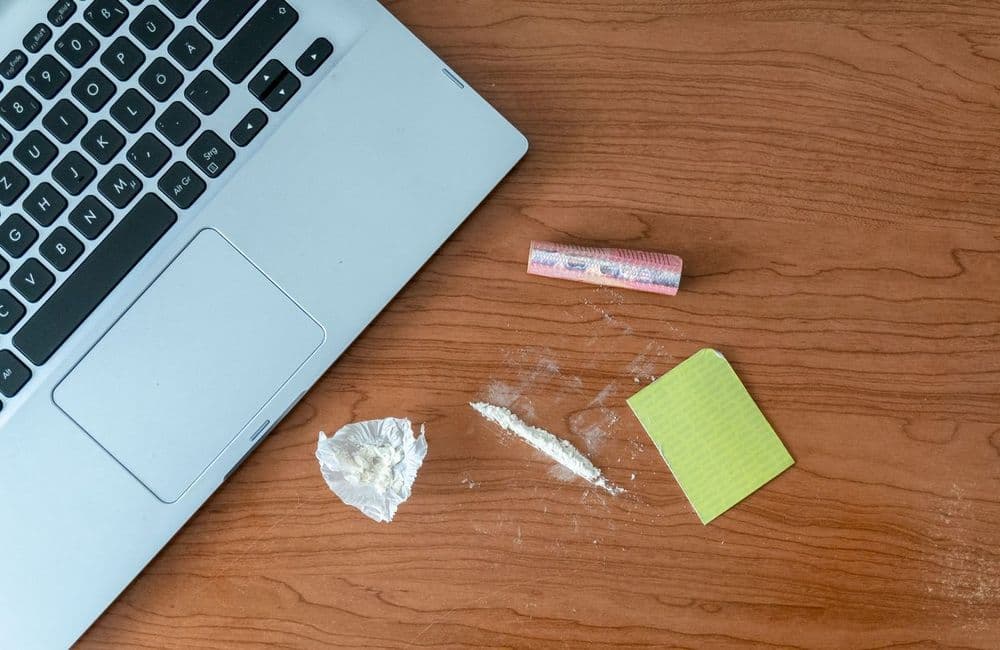 Cocaïne au bureau, whisky sur le chantier : ces chiffres qui alertent sur les addictions au travail