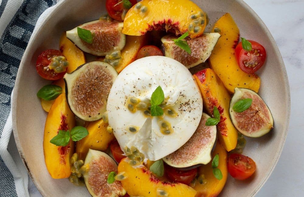 5 fruits à associer avec de la burrata pour pimper vos salades d’été