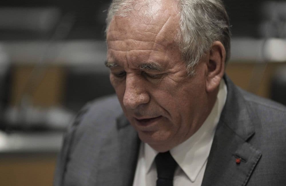 « Un geste éducatif » : François Bayrou se défend de la gifle donnée à un jeune en 2002