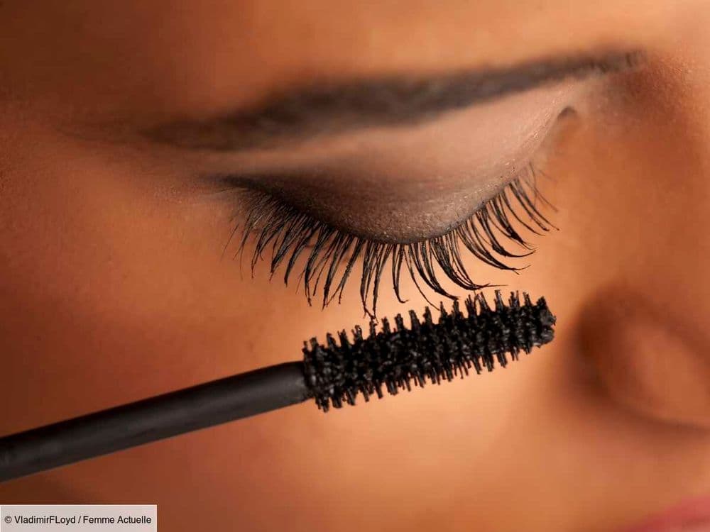 Comment retirer du mascara séché de la paupière sans ruiner son maquillage ? Voici l'astuce ultra simple avec un ustensile que nous avons tous
