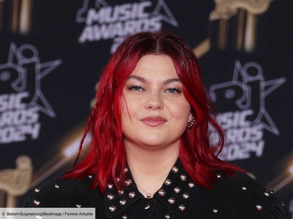 Louane adopte une coiffure tendance inspirée des années 2000 avec deux mini-tresses - et on vous explique comment la reproduire