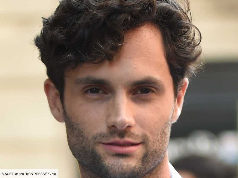 "Je détestais mon corps" : Penn Badgley (You) se confie à coeur ouvert sur la maladie dont il a souffert