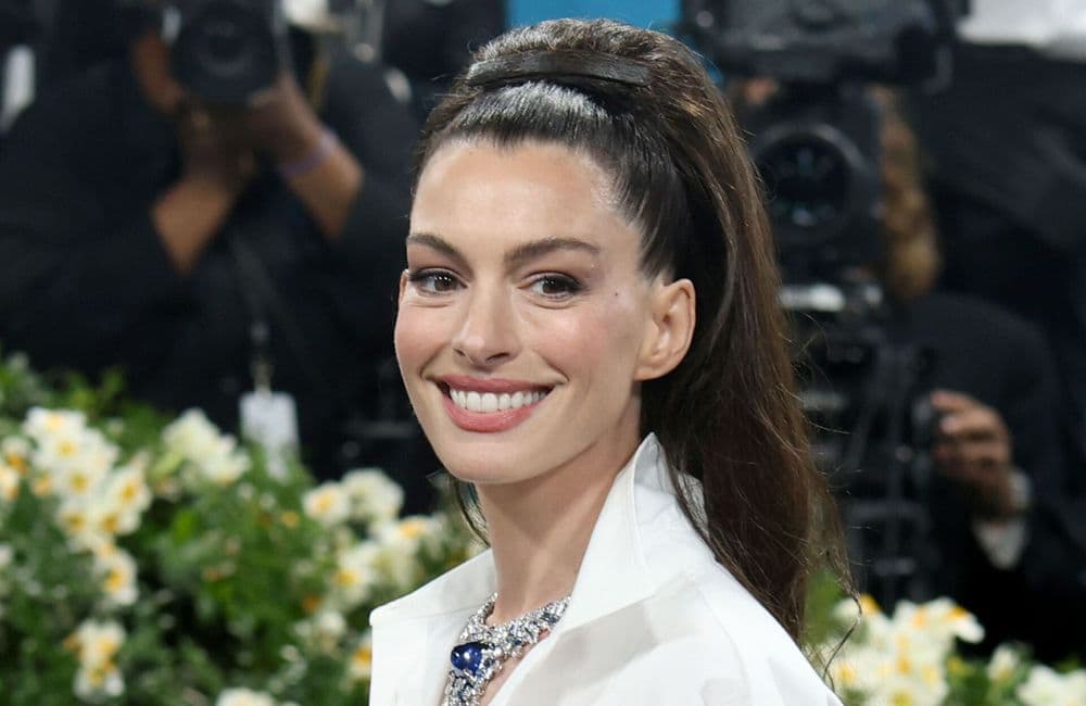 Met Gala : sublime, Anne Hathaway confirme le pouvoir rajeunissant de sa coiffure