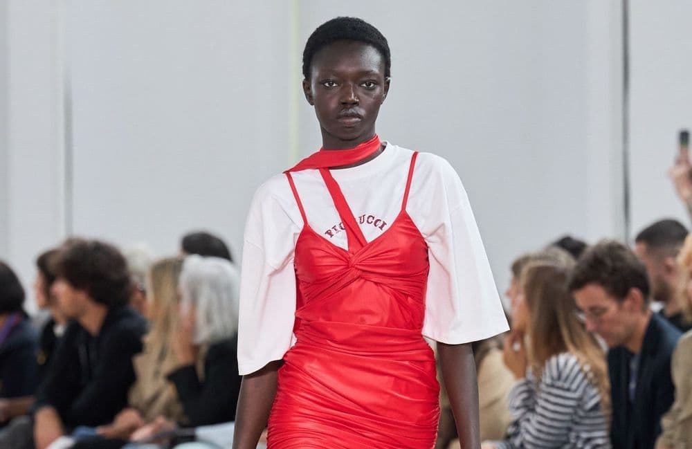 Le classique t-shirt se réinvente en star d’un layering chic et décontracté