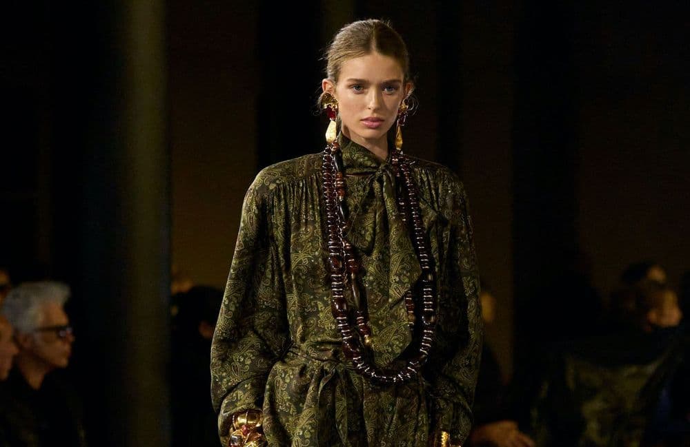 Designs XXL, éclats dorés et argentés : les bijoux baroques font leur show ce printemps
