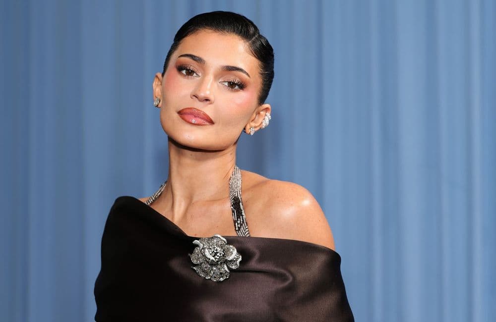 Gym faciale : le geste matinal que Kylie Jenner ne zappe jamais pour lisser les traits du bas du visage
