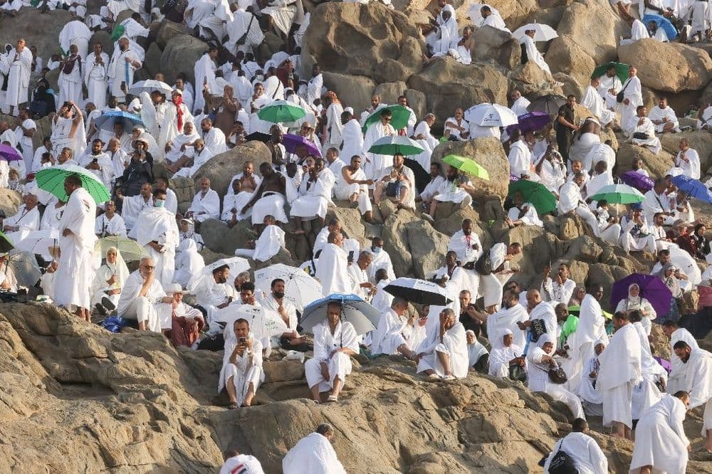 Les fidèles musulmans prient sur le mont Arafat, étape phare du hajj
