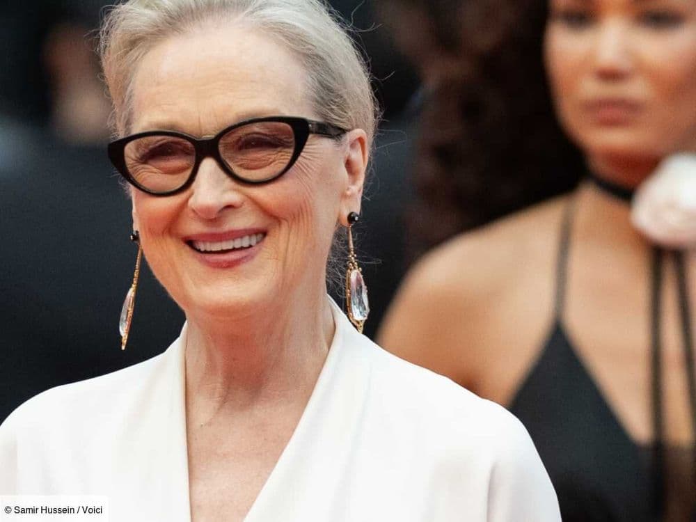 Oser le blanc après 60 ans : cette robe longue disponible jusqu'en taille 50 est hyper flatteuse