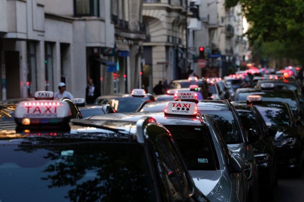 Plusieurs centaines de taxis manifestent au coeur de Paris