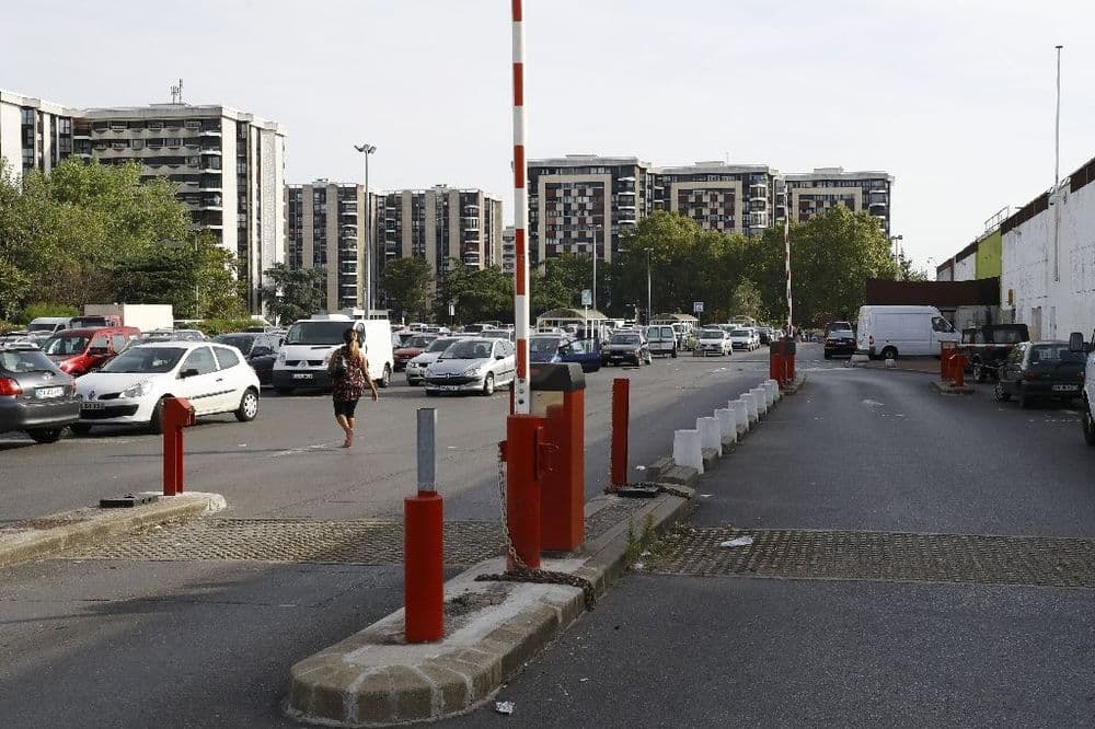 Ombrières obligatoires sur les parkings: la grande distribution proteste