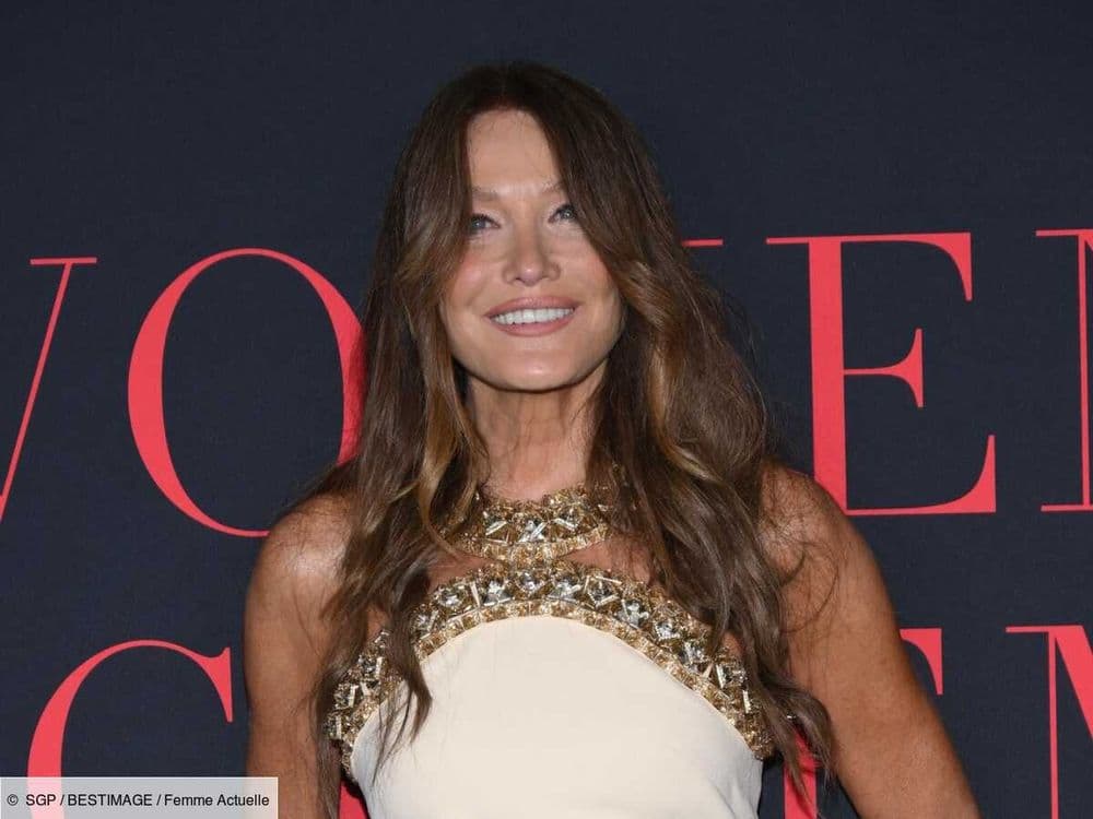 “En bonne compagnie” Carla Bruni pose avec Harry Styles en manteau trench blanc lors du défilé Valentino