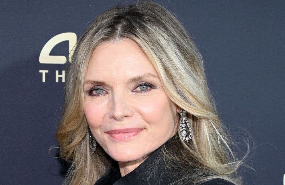 Cheveux bouclés et teint naturel : à 67 ans, Michelle Pfeiffer s’affiche au naturel