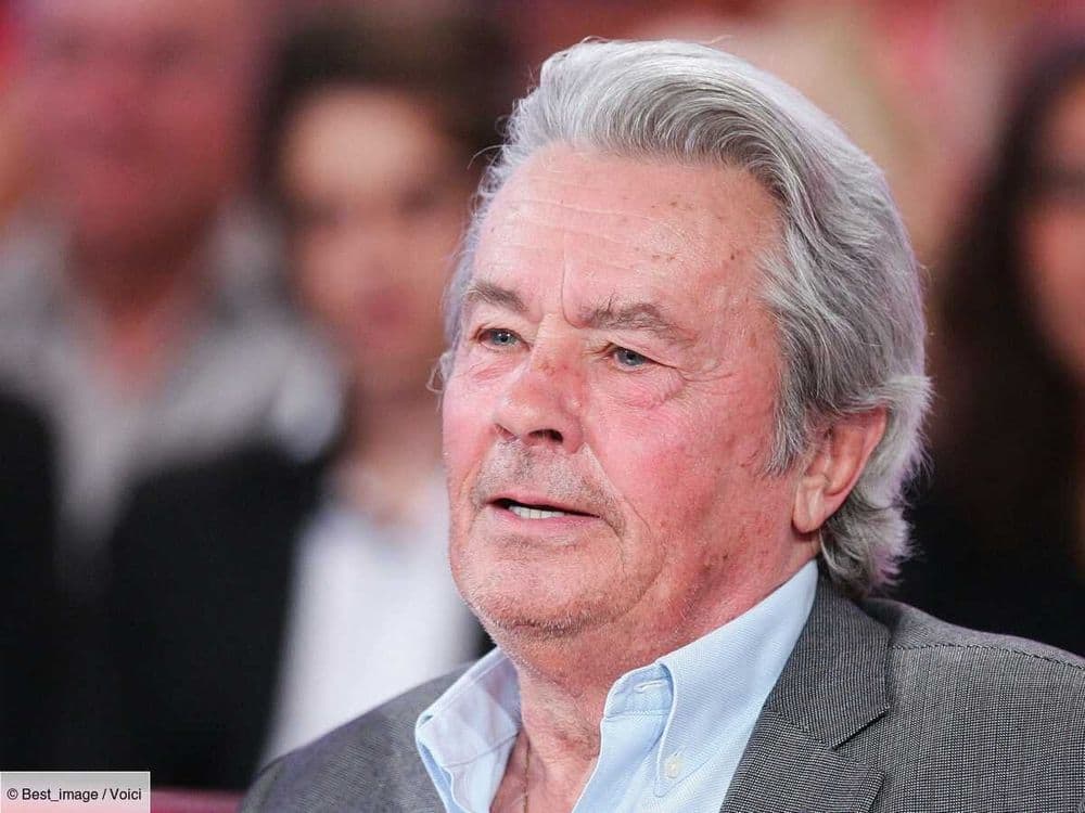 Alain Delon : son petit frère Jean-François raconte son enfance difficile