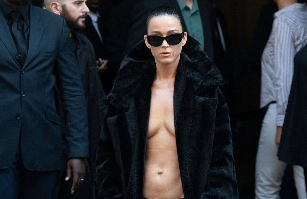 Topless sous son manteau en fourrure XXL, Katy Perry électrise le défilé Balenciaga