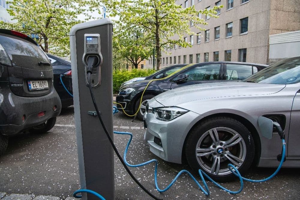 Automobile: l'électrique dépasse l'essence sur les routes de Norvège