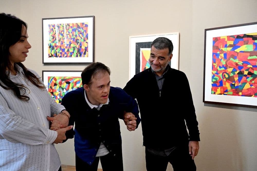 Après la mort de Salgado, une exposition de son fils, artiste trisomique, à Reims